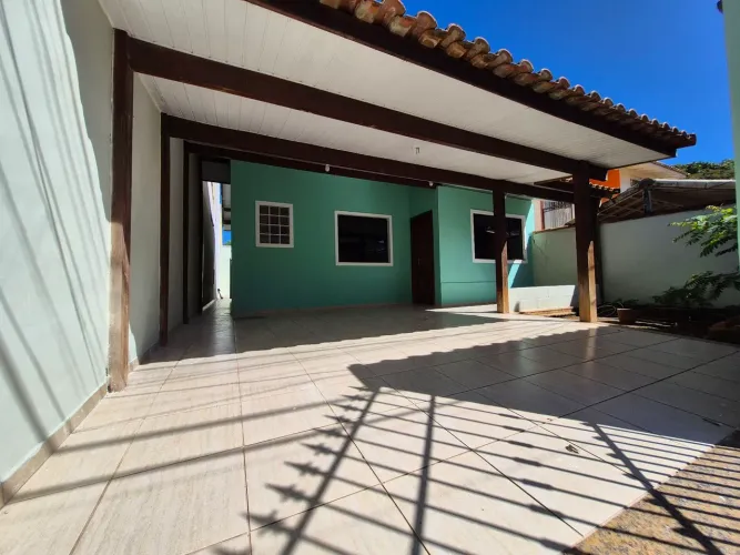 Casa linear dois quartos com closet sendo um suíte nova Macaé RJ!