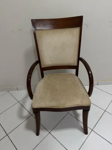 Cadeira de Madeira Clássica para Decoração