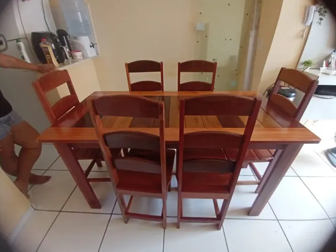 Mesa de Jantar em Madeira com 6 Cadeiras, a partir de 350 a 80 por 80 avista.