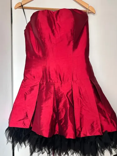Vestido curto exclusivo com plumas