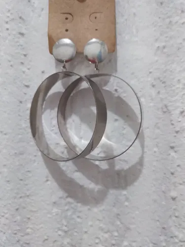 Argolas de metal. Centro RJ.