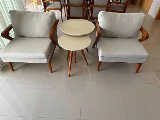 Poltronas e jogo de aparador e mesas de centro