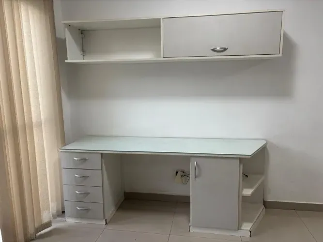 Escrivaninha com tampo de Vidro