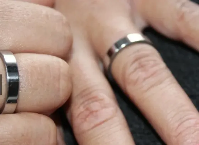 Aliança de namoro/compromisso 4mm prata reta lisa unissex