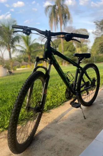 Bicicleta Aro 26 GT Super - Freio a Disco, Suspensão SR Suntour e Componentes Shimano