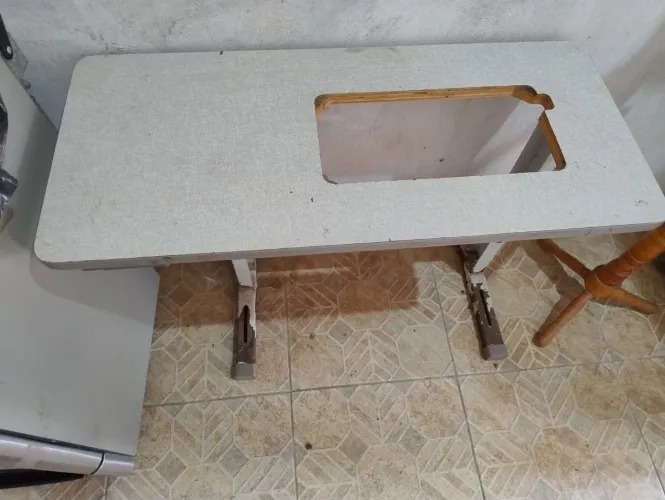 Mesa para máquina de costura