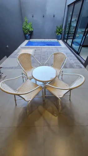 Mesa de granito com 4 cadeiras de varanda - conjunto completo