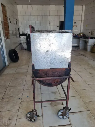Churrasqueira 3 andares, muito conservada, grelhas, ótima para trabalhar