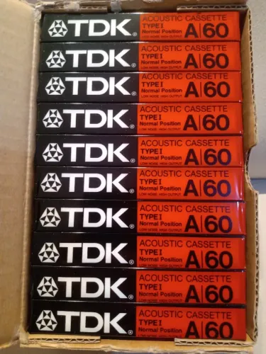 Caixa com 10 fitas cassetes TDK lacradas