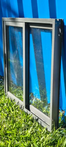Janela de Correr em Alumínio e Vidro/0,90×0,90