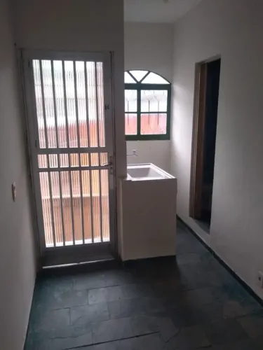 Alugo kitnet para solteiros por R$ 600,00 - jardim boiuna