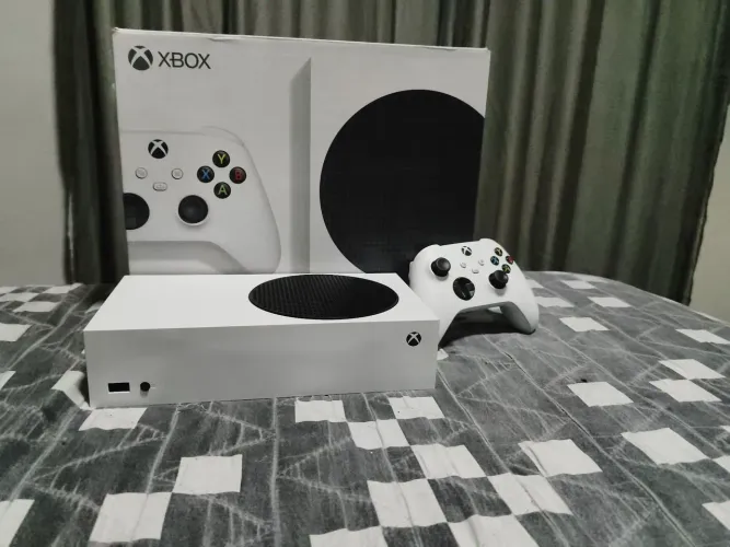 Xbox Series S 512GB usado 8 jogos todo original na caixa.