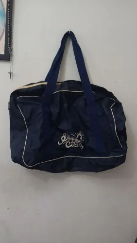 Bolsa de viagem média. Para viagens curtas. 