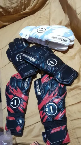 Vendo essas 3 luvas n1 tamanho 08 por 130, a branca nunca foi usada