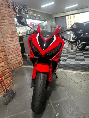 Honda CBR 650 R apenas 4.000 km