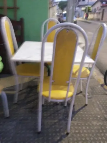 Mesa de mármore toda filé com 4 cadeiras vem.