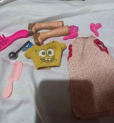 Barbie acessórios e roupas *e uma bota My Scene*