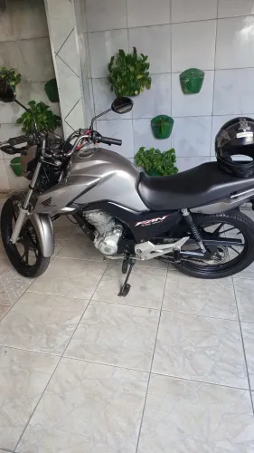 Moto de único dono muito nova