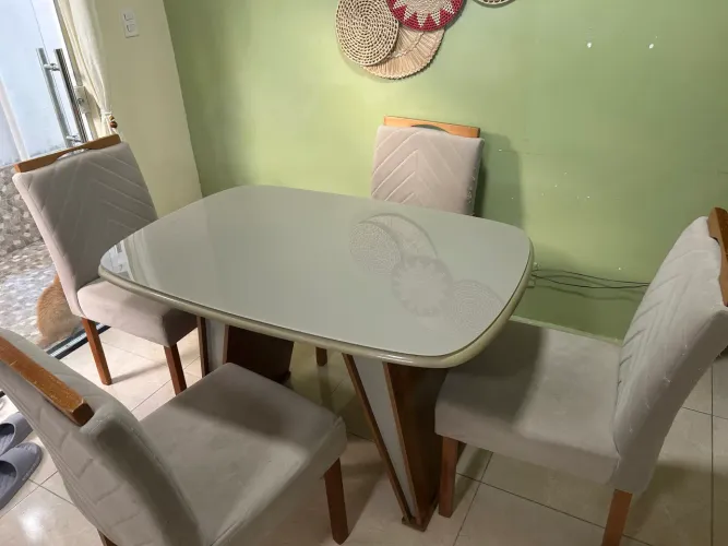 Mesa e cadeiras