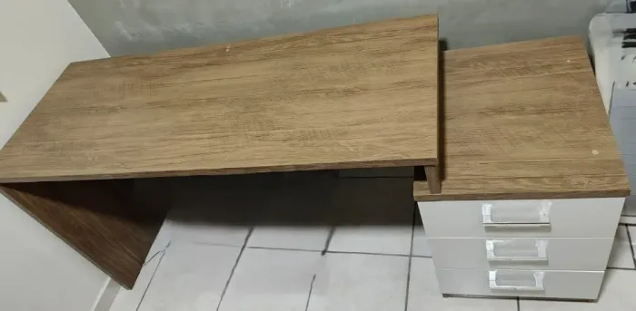 Escrivaninha com gaveteiro