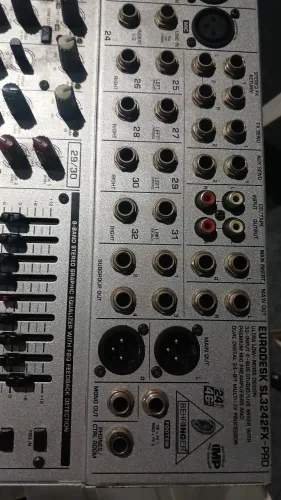 Mesa de som behringer 