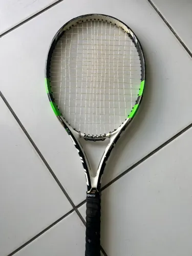 Raquete De Tênis Babolat Pure Drive com tecnologia GT