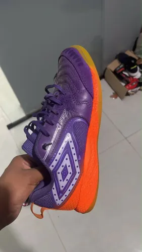 Sapato de futsal novo