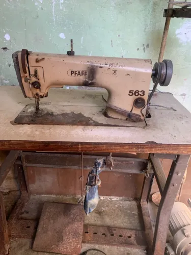 Máquina de costura retro industrial