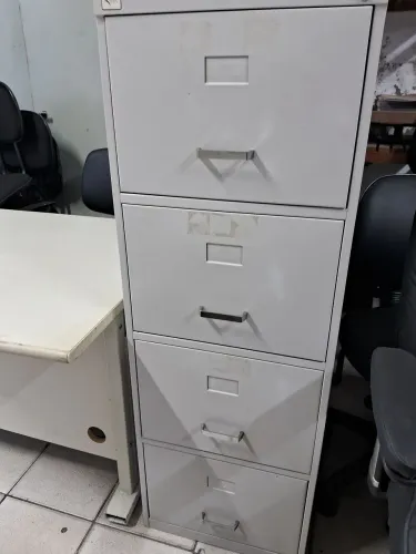 Arquivo de aco com 4 gavetas semi novo