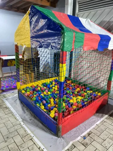 Vendo cama elástica, Piscina de bolas e Pipoqueira)