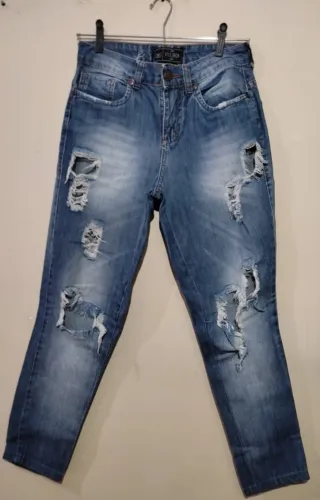Calça jeans rasgada