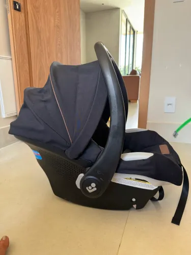 Bebe conforto Máxi Cosi Mico Luxe com base isofix e adaptador para carrinho Yoyo