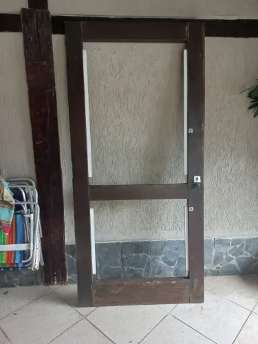 Porta de madeira demolição
