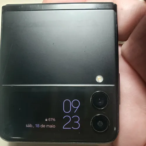 Vendo Samsung Z Flip3 128GB, Preto, com a tela principal Queimada.