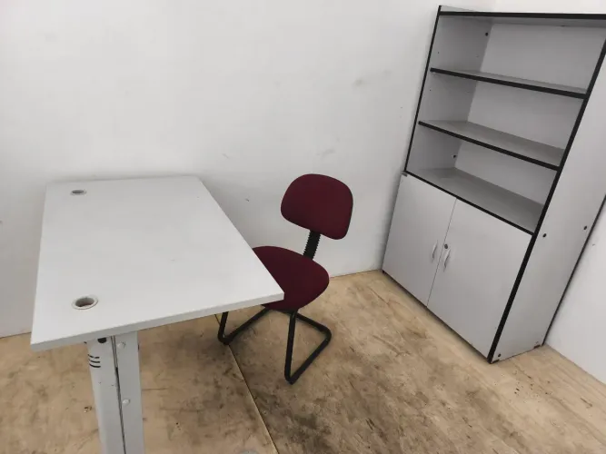 Armário, mesa e cadeira de escritório 