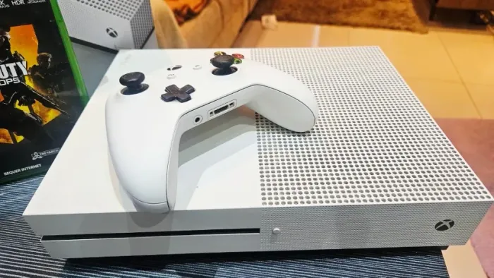 Xbox One S, 1TB + 1 controle e 2 jogos (Original em Perfeito Estado)
