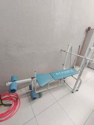 VENDO ESTAÇÃO DE MUSCULAÇÃO COMPLETA COM ANILHAS, BARRAS E HALTERES