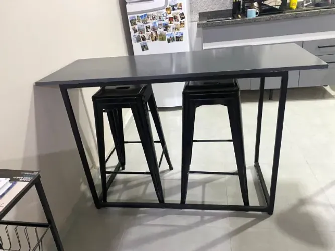 Mesa com 2 bancos de metal