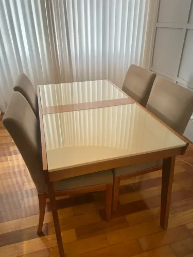 Mesa extensível com 4 cadeiras - Madeira maciça