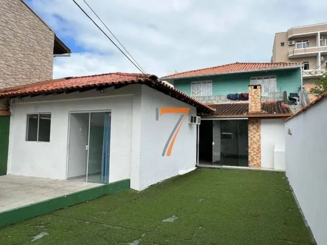 Casa com 3 dormitórios para alugar, 180 m² por R$ 6.138,48/mês - Barreiros - São José/SC