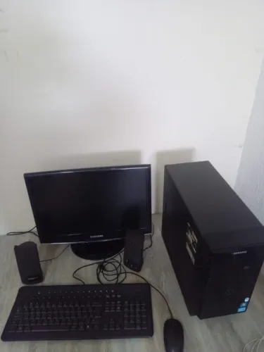 Computador Samsung completo, funcionando perfeitamente e pronto para uso.