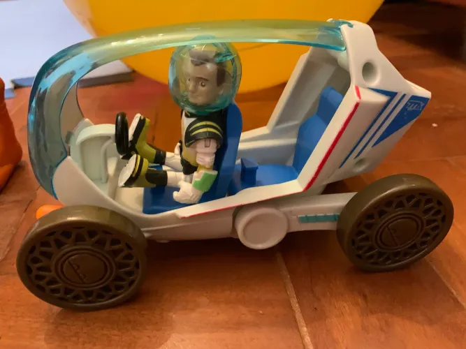 Carrinho e boneco Miles do amanhã 