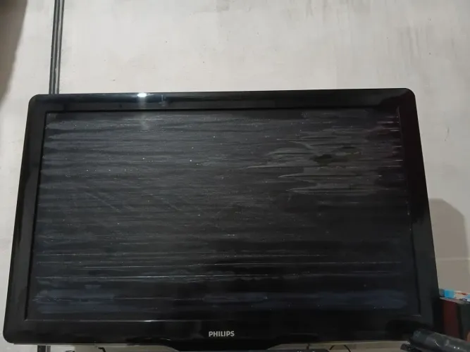 TV Philips 40 polegadas LCD ENTRADAS HDMI VGA TV TUDO. TELA PRECISA SER SUBSTITUÍDA.