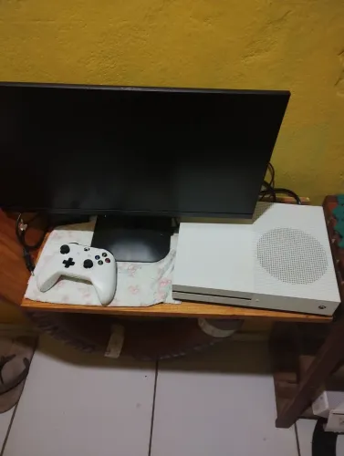 Troco Xbox one S semi novo 1 controle, carregador de pilha + monitor por um drone ou vendo