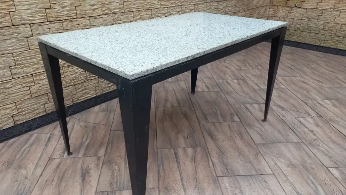 Entrego: Mesa de Cozinha tampo de granito base de ferro usada 