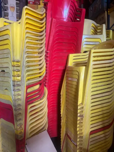 Cadeiras plásticas para bares e restaurantes