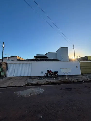 Casa grande murada bem centralizada, setor Rafael, centro da cidade Lagoa da confusão