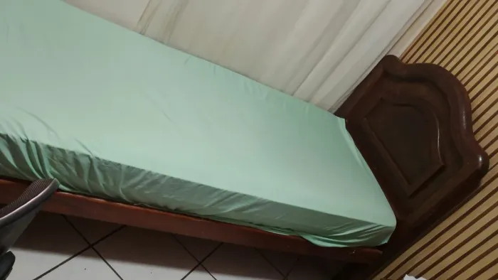 Vendo cama de solteiro sucupira em excelente estado. Não entrego.