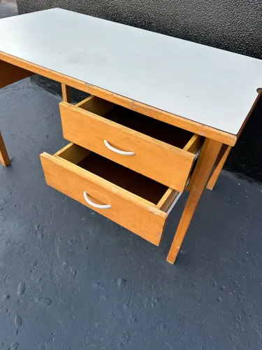 Mesa de Escritório com 2 Gavetas - Resistente e Funcional