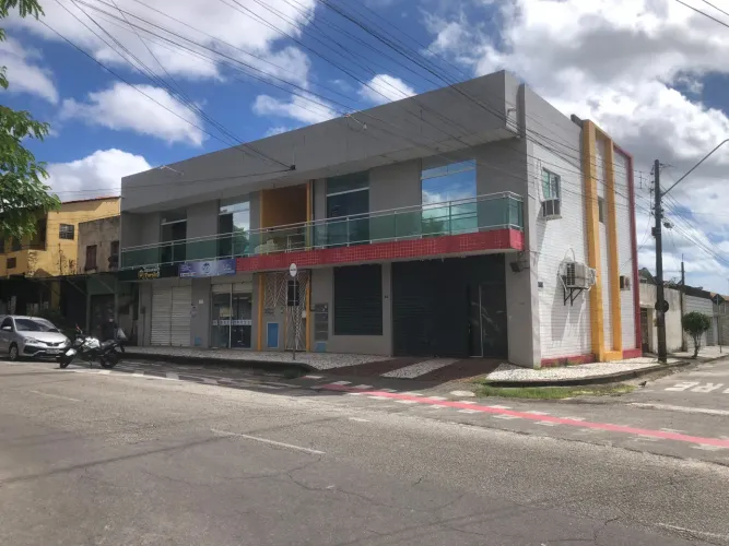 Prédio comercial no Montese à VENDA com 4 salas e 4 lojas.